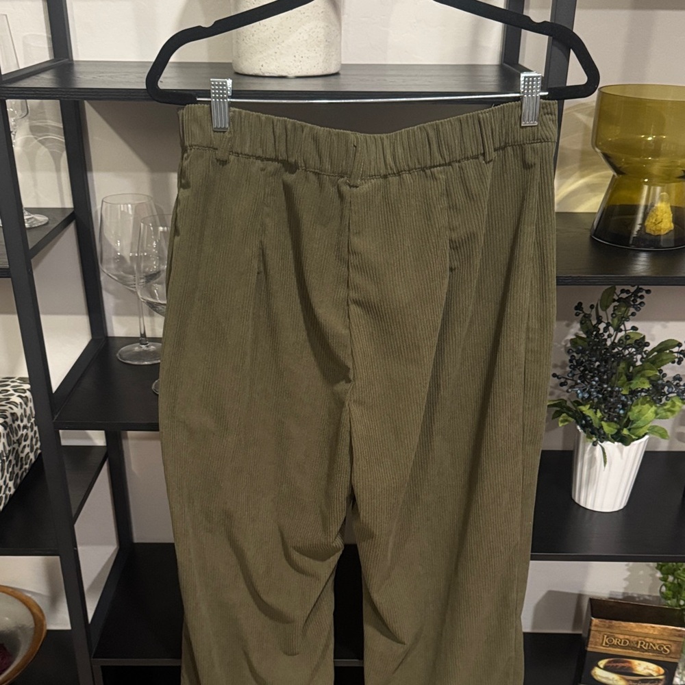 Olive Green Women's Pants and Floral Flowy Top - Picture 8 of 8